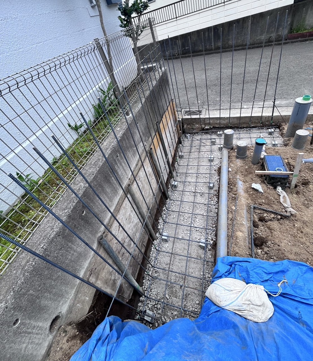 横浜市都筑区の新築外構工事で施工された境界壁の基礎コンクリート打設の様子