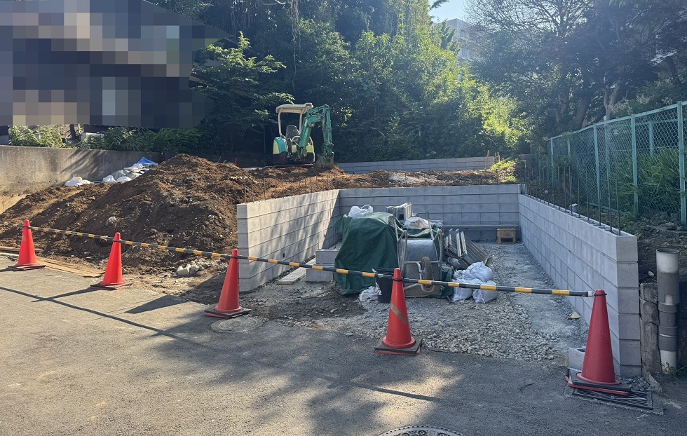 土留ブロック施工中の横浜市保土ヶ谷区の外構現場｜土地の有効活用事例