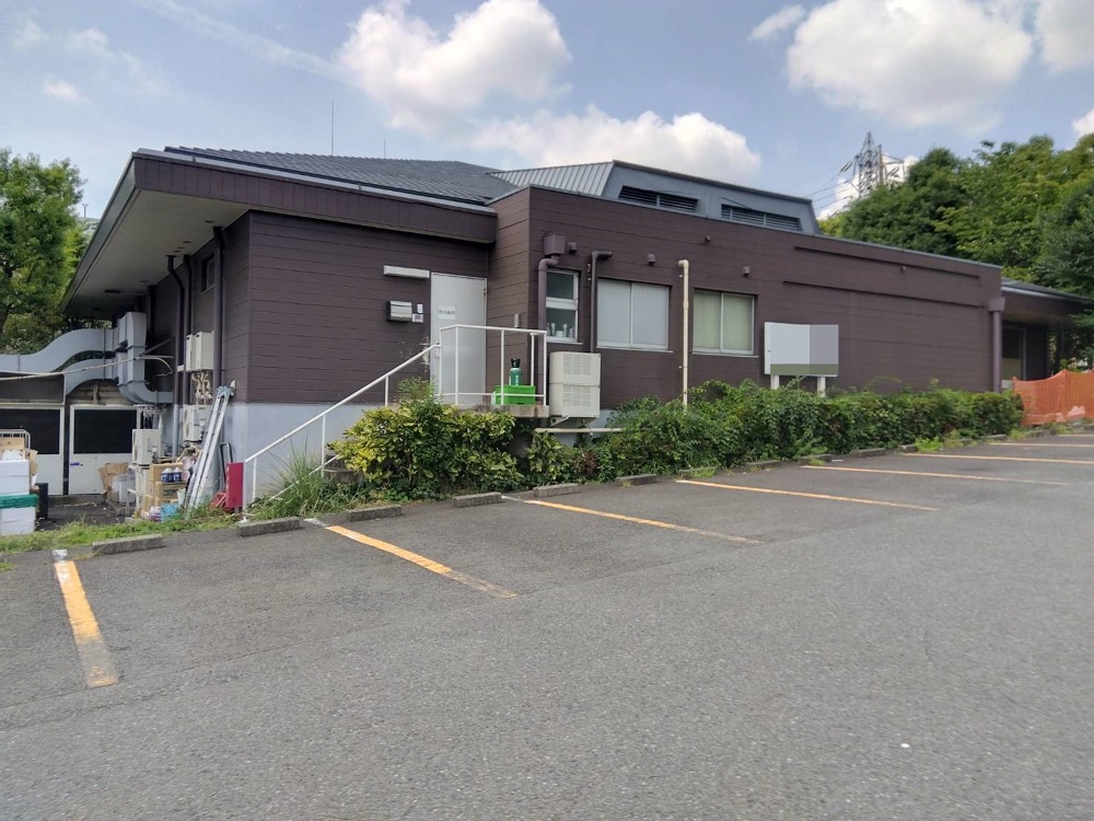 【横浜市青葉】店舗と駐車場に目隠しフェンス施工で視線対策＆景観アップ
