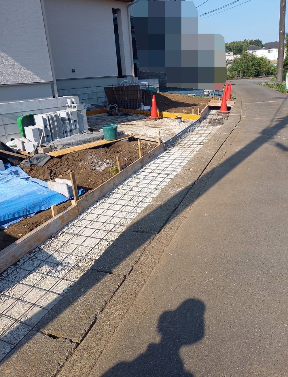 前面道路と敷地境界に施工されたセットバック部分の外構工事現場