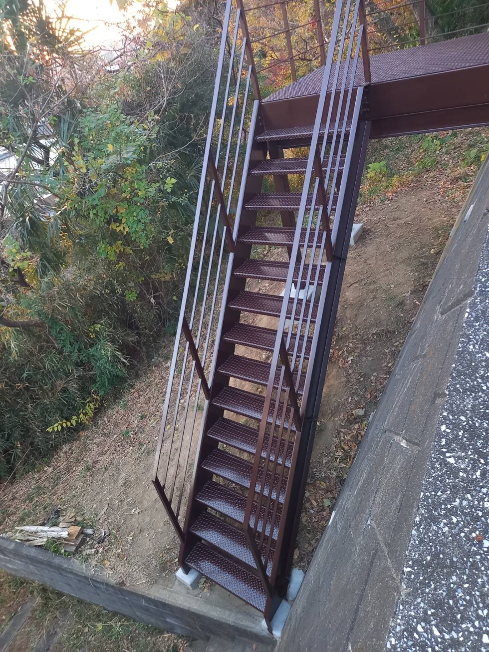 【横浜旭区】外構リフォーム　傾斜地鉄骨階段施工後